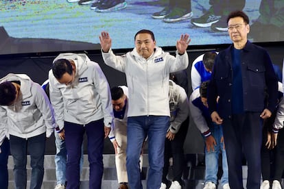 El candidato de la formación nacionalista Kuomintang (KMT), proclive a un acercamiento con Pekín, Hou Yu-ih (en el centro), saluda tras conocer la derrota.

