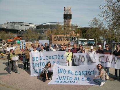 Vecinos del Ensanche de Carabanchel protestan delante de una parcela en obras, junto al centro comercial Islazul, donde será construida una base para trabajadores de limpieza en Madrid.