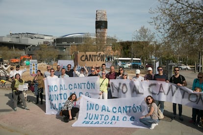 Vecinos del Ensanche de Carabanchel protestan delante de una parcela en obras, junto al centro comercial Islazul, donde será construida una base para trabajadores de limpieza en Madrid.