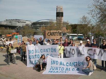 Vecinos del Ensanche de Carabanchel protestan delante de una parcela en obras, junto al centro comercial Islazul, donde será construida una base para trabajadores de limpieza en Madrid.