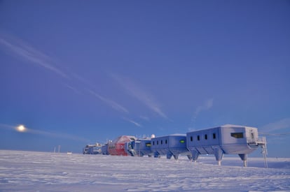 El Halley VI, un ciempiés mecánico de siete módulos azules y uno rojo, que alberga la estación científica británica en la Antártida, operativa desde este mes. Obra del pequeño estudio de arquitectura de Hugh Broughton, en colaboración con la firma de ingenieros Faber Maunsell, luego unida al gigante del diseño y la ingeniería Aecom.