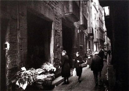 Tienda situada en los bajos de la casa Móra de la calle Montcada. / AFB