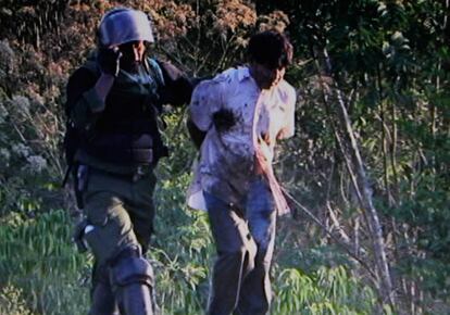 Un policía antidisturbios detiene a un indígena durante la marcha de protesta en Yucumo, en esta imagen extraído de un vídeo tomado el 25 de septiembre.