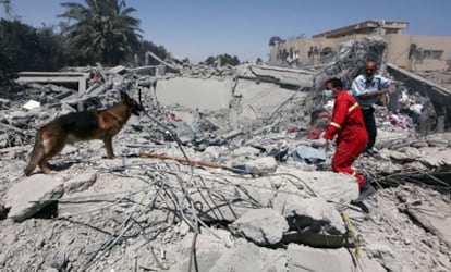 Equipos de rescate buscan cuerpos entre los restos del edificio derruido por un bombardeo de la OTAN.