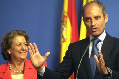 Francisco Camps, junto a la alcaldesa de Valencia, Rita Barberá, durante su comparecencia ante los medios de comunicación tras el fallo del Supremo.