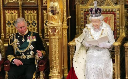 El pr&iacute;ncipe Carlos y la reina Isabel de Inglaterra en el Parlamento brit&aacute;nico, el 8 de mayo de 2013.