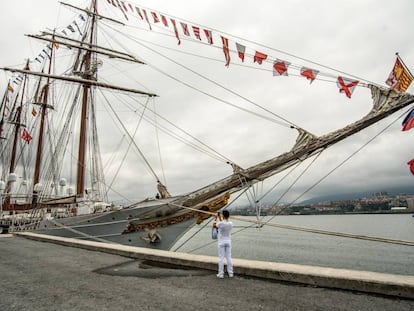 Un hombre toma una fotografía del buque escuela de la Armada española 'Juan Sebastián Elcano'. que se visitar desde el lunes pasado en Getxo (Bizkaia).