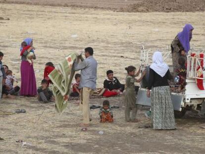 Yazid&iacute;es desplazados por la persecuci&oacute;n de los yihadistas, cerca de la frontera con Siria.
 