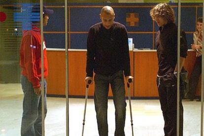 El jugador sueco del Barcelona, junto a sus compañeros Carles Puyol y Gio Van Bonckhorst, abandona ayer la clínica.