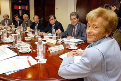 La vicepresidenta María Teresa Fernández de la Vega (derecha), en la reunión de la comisión de víctimas.