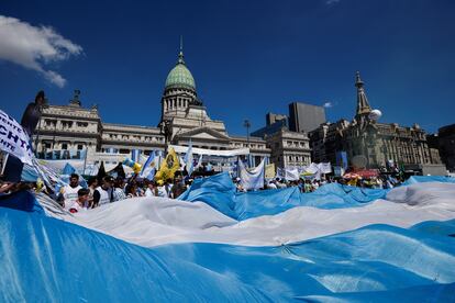 Seguidores de Milei reunidos afuera del Congreso de la Nación en Buenos Aires, este domingo. 