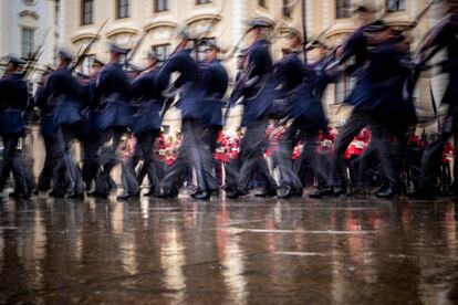 Guardias de honor desfilaban durante una ceremonia de bienvenida al presidente húngaro, Katalin Novak, en el Castillo de Praga (República Checa) este martes. 