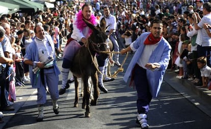 Un momento de la tradicional carrera de burros celebrada ayer en la Virgen Blanca de Vitoria