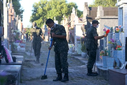 Soldados del ejrcito brasile?o arreglan el cementerio municipal de la ciudad de Santa Maria para recibir los cuerpos de las vctimas del incendio en la discoteca en que murieron 233 personas.