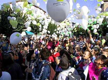 Escolares soltaban ayer globos en Cazorla.