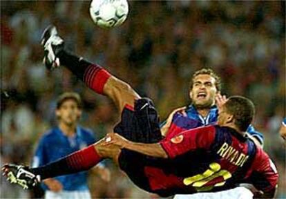 Rivaldo consigue de chilena el tercer gol del Barcelona.