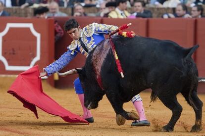 Miguel Ángel Perera durante la faena con su primer toro.