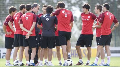 Bielsa, con un grupo de jugadores rojiblancos ayer en un momento del entrenamiento.