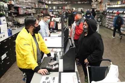 Inside a GameStop store people line up to purchase a Sony PS5 gaming console in the Manhattan borough of New York City, New York, U.S., November 12, 2020. REUTERS/Carlo Allegri