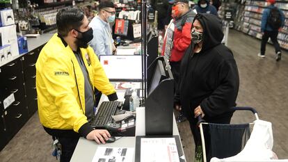 Clientes da GameStop em uma loja de Manhattan, em novembro.