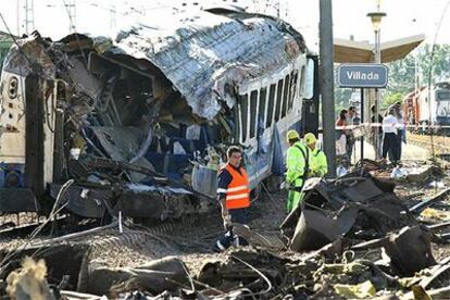 Unos operarios trabajan ayer para retirar los restos del vagón siniestrado en la estación de Villada.