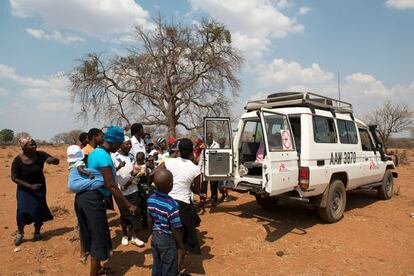 Uno de los equipos de MSF que se desplazan a zonas rurales para tratar con antirretrovirales a los pacientes de VIH en Tsholotsho (Zimbabue).