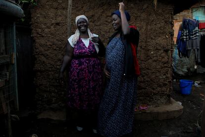 La estudiante de secundaria Jackline Bosibori, de 17 años, embarazada, junto a su madre Ann Kemunto, en su casa en la aldea de Lindi, barrio chabolista de Kibera, Nairobi, Kenia.