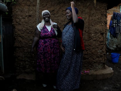 La estudiante de secundaria Jackline Bosibori, de 17 años, embarazada, junto a su madre Ann Kemunto, en su casa en la aldea de Lindi, barrio chabolista de Kibera, Nairobi, Kenia.