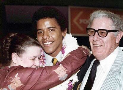 1979, Ceremonia de graduación escolar de Barack Obama en Hawai. El senador demócrata, con aspecto adolescente y el pelo a lo &#39;afro&#39;, sonríe acompañado por sus abuelos maternos, Stanley Armour Dunham  y Madelyn Payne, ambos nacidos en Kansas