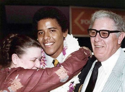 1979, Ceremonia de graduación escolar de Barack Obama en Hawai. El senador demócrata, con aspecto adolescente y el pelo a lo 'afro', sonríe acompañado por sus abuelos maternos, Stanley Armour Dunham y Madelyn Payne, ambos nacidos en Kansas