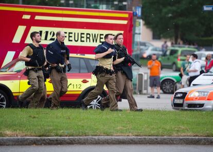 Numerosos agentes de la policía y ambulancias rodean la entrada del centro comercial donde se ha producido un tiroteo en Múnich, Alemania.