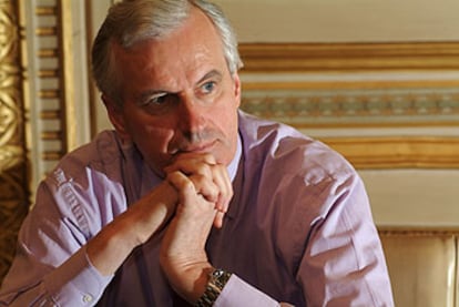 Michel Barnier, ministro de Exteriores francés durante la entrevista que concedió a EL PAÍS en París.