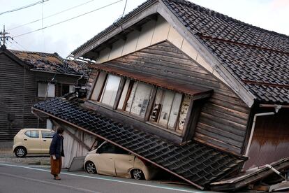 Kanae Yamazaki mira la casa donde creció en la ciudad de Togi, península de Noto, afectada por el terremoto.
