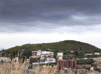 Viviendas de la calle de Ceuta de la zona afectada que se encaraman al Turó del Carmel.