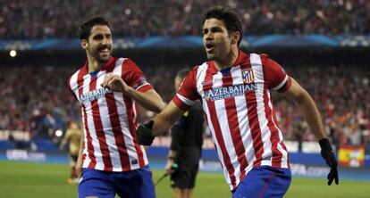 Costa y Raúl García celebran un gol en la Champions.