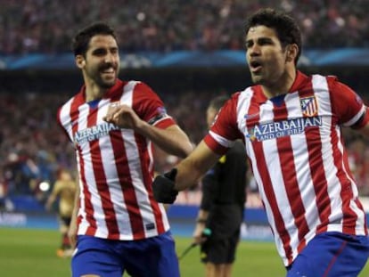 Costa y Raúl García celebran un gol en la Champions.