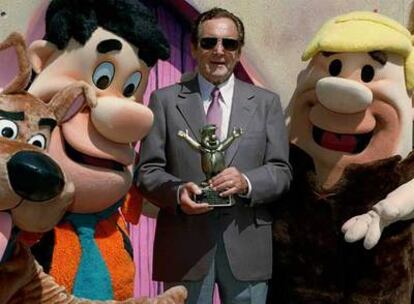 Joseph Barbera, de Hanna-Barbera, recibe un premio en Los Ángeles en 1996.