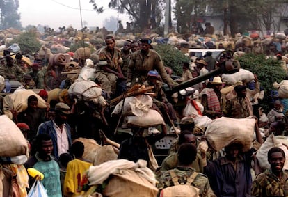 El 22 de junio de 1994, el Consejo de Seguridad de la ONU autorizó una misión humanitaria de las fuerzas francesas, llamada la Operación Turquesa, que salvaría a cientos de civiles en el suroeste de Ruanda. En otras áreas, los asesinatos siguieron hasta el 4 de julio, cuando el FPR tomó el control militar de todo el país. En la imagen, soldados del Gobierno de Ruanda rodeados de civiles que huyen frente al avance del Frente Patriótico de Ruanda, el 17 de julio de 1994.