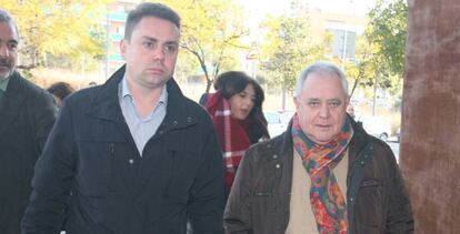 Andreu Viloca (d), a su llegada a los juzgados.
