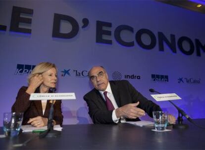 La vicepresidenta Elena Salgado charla con el presidente del Círculo de Economía, Salvador Alemany.