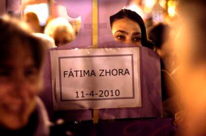 Una manifestante exhibe en Valencia el nombre de una víctima de la violencia machista.