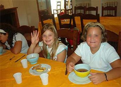 Tres niñas en el centro para combatir la obesidad infantil de Atri.