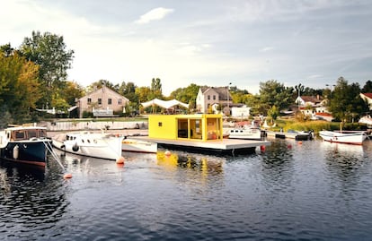 Contiki II, una casa flontante en el lago Kalksee (Alemania).