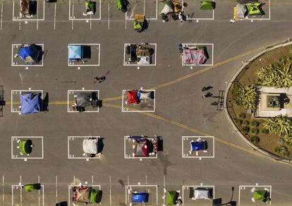 Vista aérea del espacio delimitado para prevenir la propagación del coronavirus en un campamento para personas sin hogar en San Francisco (EE UU).