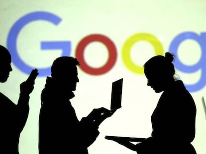 Silhueta de usuários de computadores e dispositivos móveis em frente à logomarca do Google