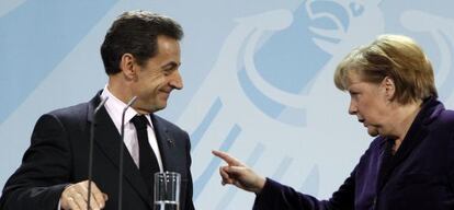 Sarkozy y Merkel, durante una rueda de prensa.