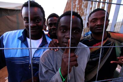 Un grupo de inmigrantes subsaharianos en las puertas del CETI de Melilla trás saltar la valla en 2014