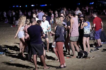 Ambiente en la playa de la Barcelona, el pasado viernes, cuando entró en vigor el toque de queda.