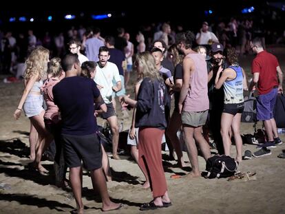 Ambiente en la playa de la Barcelona, el pasado viernes, cuando entró en vigor el toque de queda.