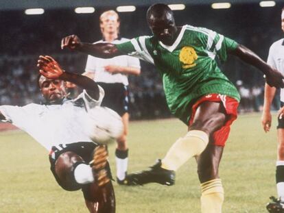 Roger Milla (d), durante un encuentro con la selección de Camerún en una imagen de archivo.